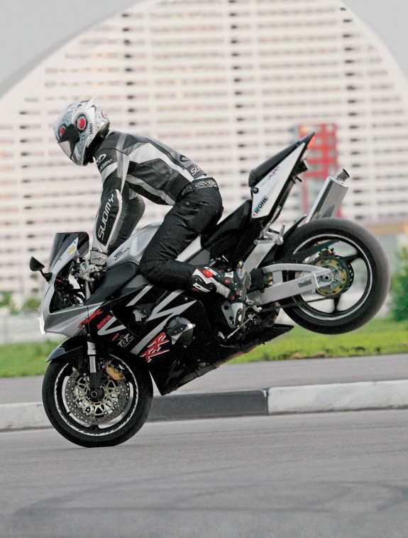 * Тадао Баба – главный конструктор семейства CBR. Стал широко известен в 1992 году благодаря своему детищу – первому CBR900RR FireBlade. Ушел с поста главного конструктора спортбайков в 2002-м, дав свет 954-й модели.